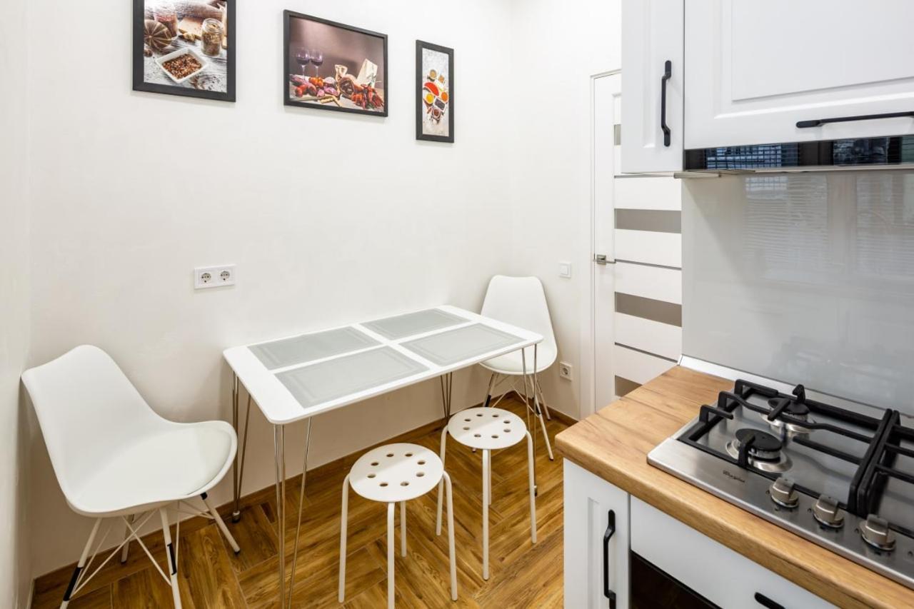 Three Bedroom Apartment On Rynok Square Lviv Exteriör bild