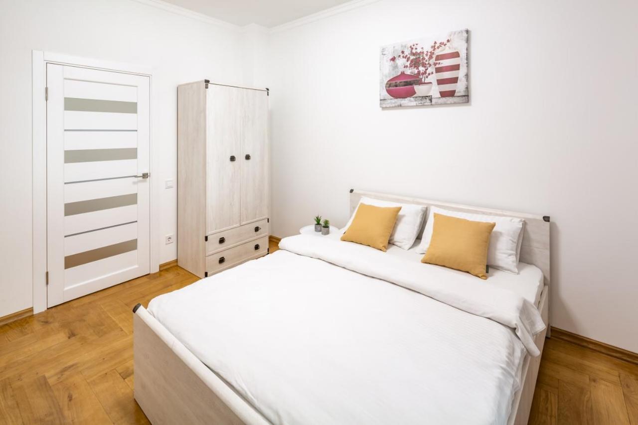 Three Bedroom Apartment On Rynok Square Lviv Exteriör bild