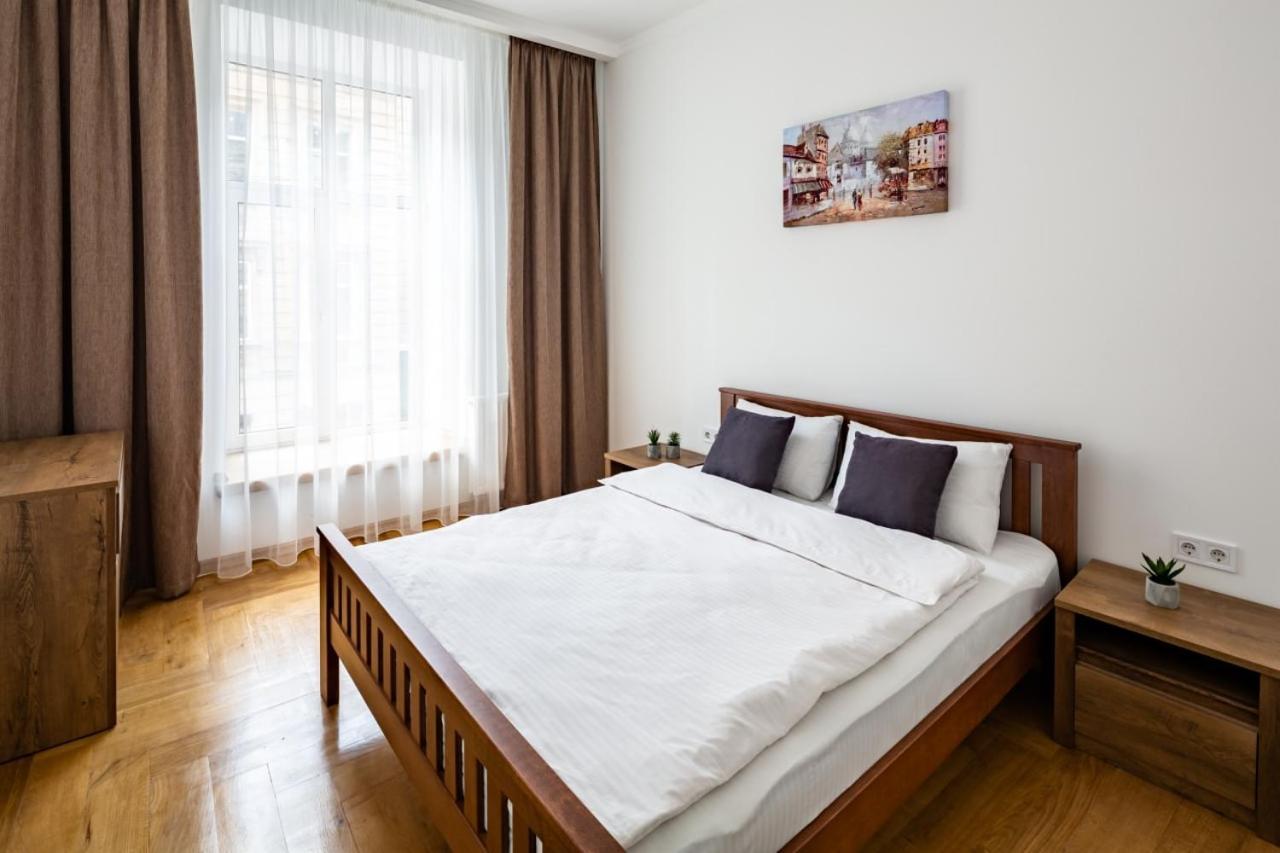 Three Bedroom Apartment On Rynok Square Lviv Exteriör bild